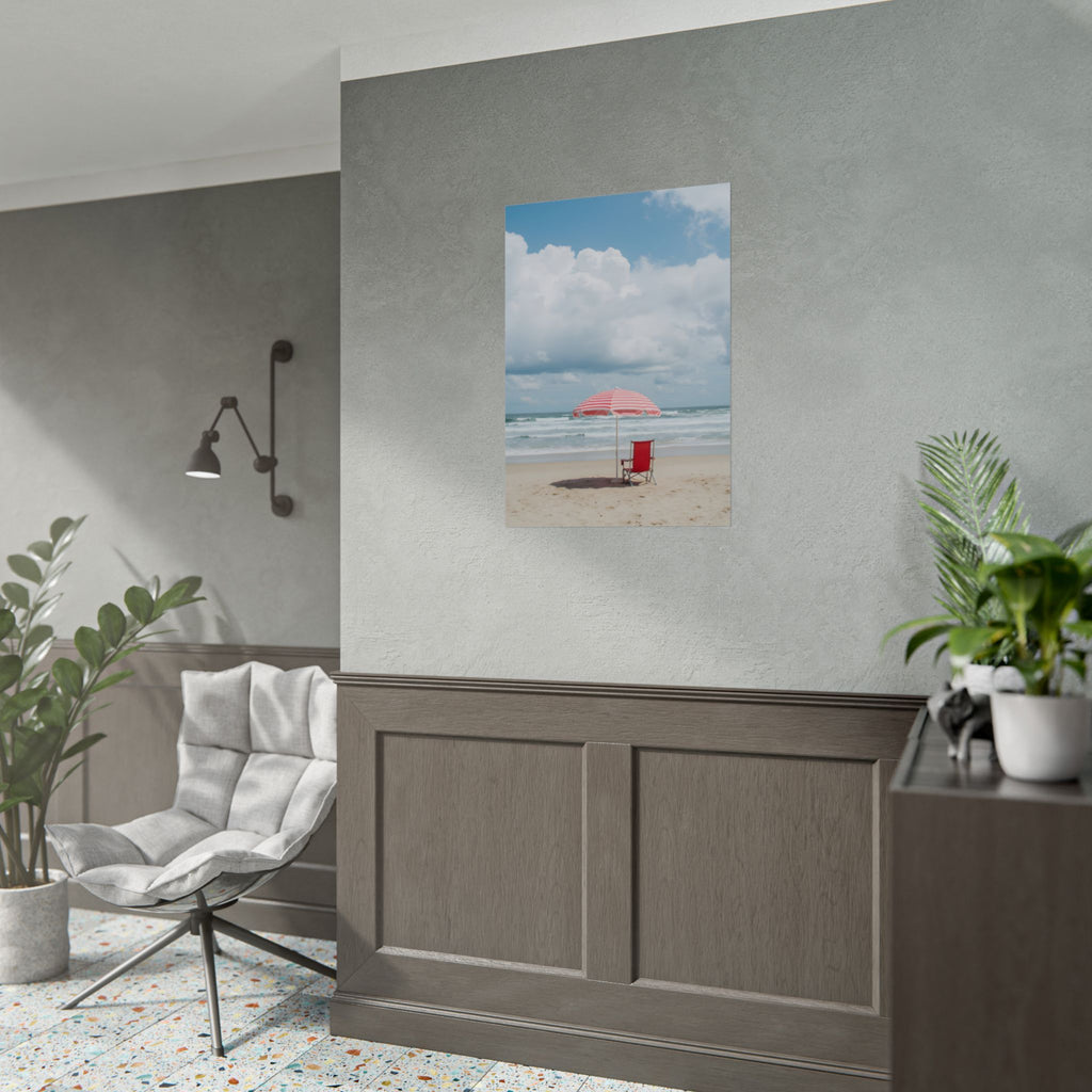 Een herinnering aan een zonovergoten stranddag met strandstoel en parasol - Poster 