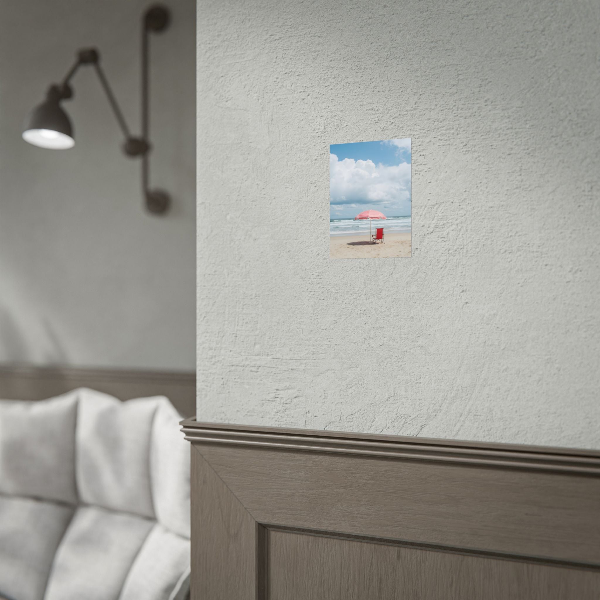 Een herinnering aan een zonovergoten stranddag met strandstoel en parasol - Poster 