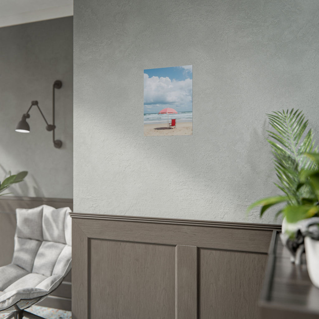 Een herinnering aan een zonovergoten stranddag met strandstoel en parasol - Poster 