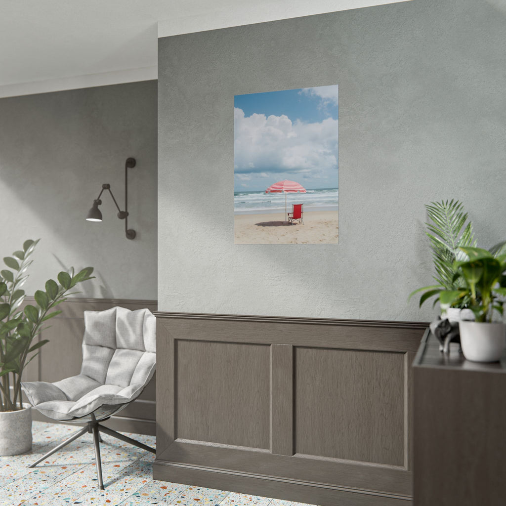 Een herinnering aan een zonovergoten stranddag met strandstoel en parasol - Poster 