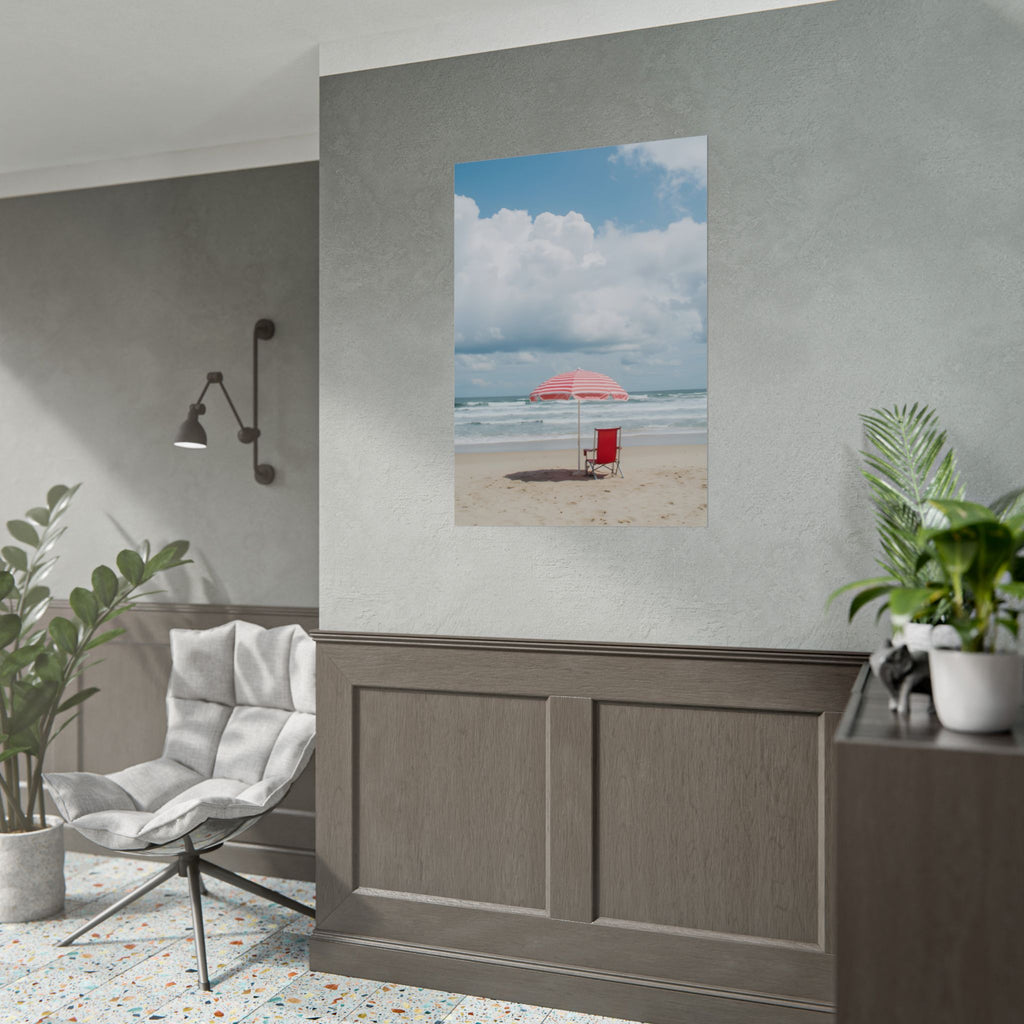 Een herinnering aan een zonovergoten stranddag met strandstoel en parasol - Poster 