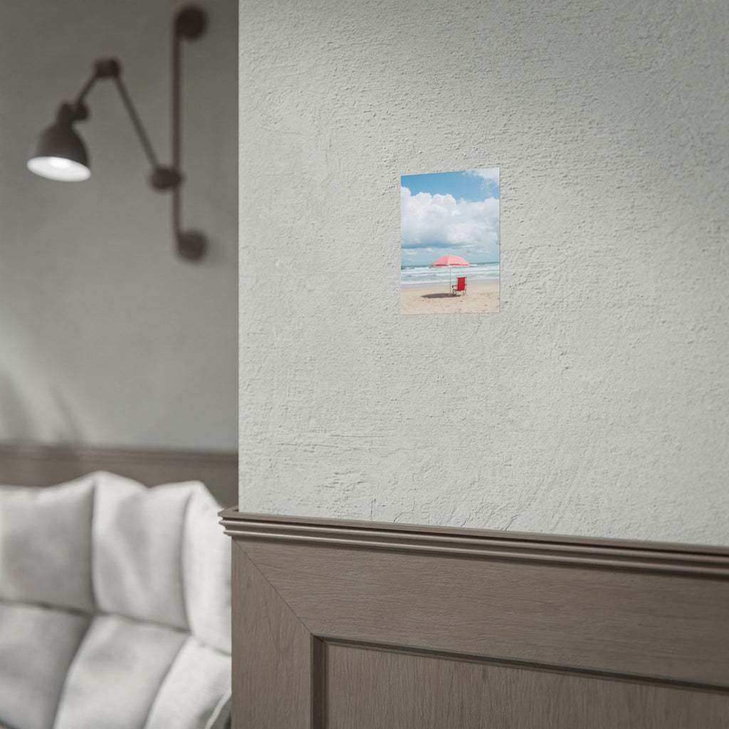 Een herinnering aan een zonovergoten stranddag met strandstoel en parasol - Poster 