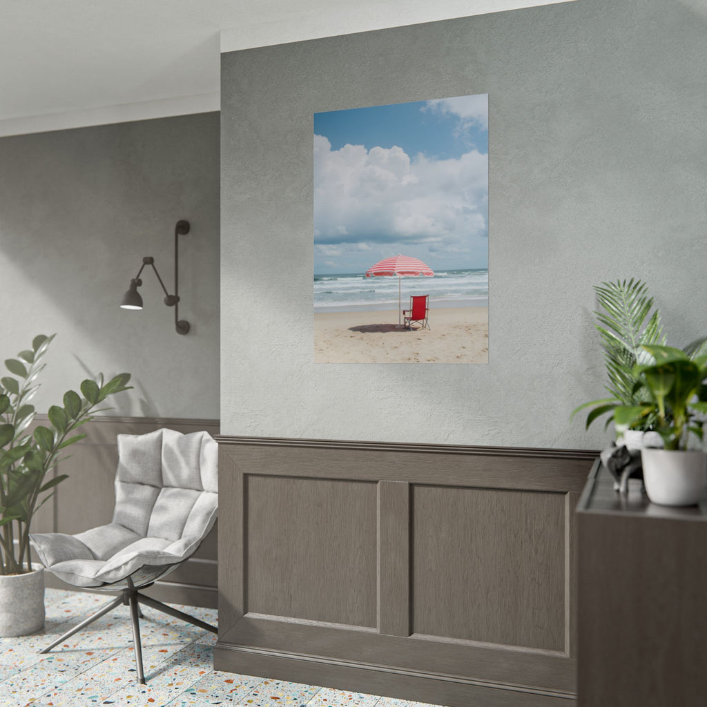 Een herinnering aan een zonovergoten stranddag met strandstoel en parasol - Poster 