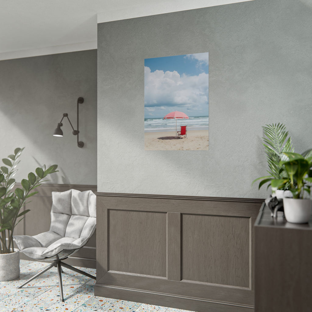 Een herinnering aan een zonovergoten stranddag met strandstoel en parasol - Poster 